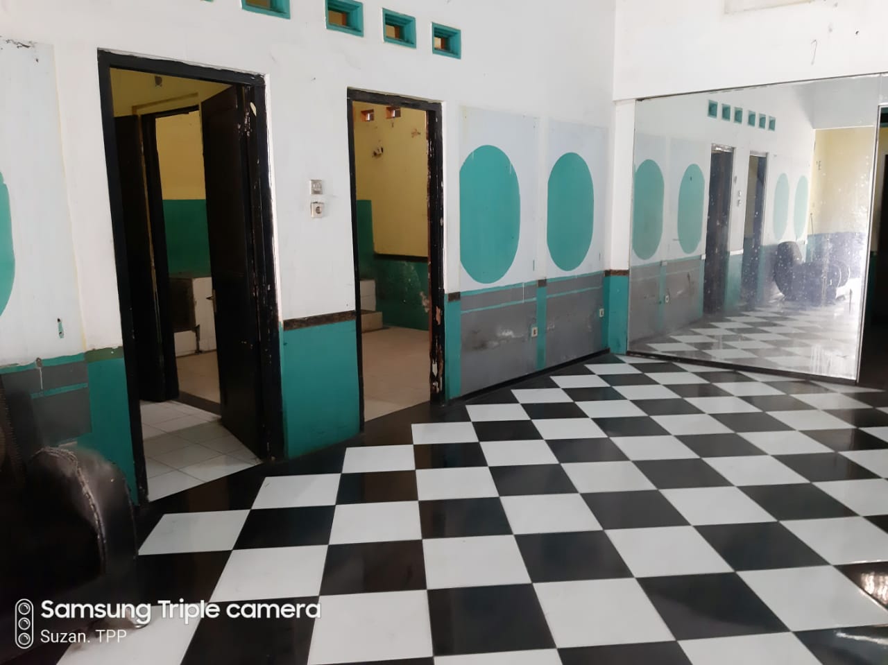 Dijual Rumah Tua di Bendungan Hilir, Ex salon, Jalan Depan Lebar 8 m, 100 m Dari Jl. Gatot Subroto dan Bebas Banjir