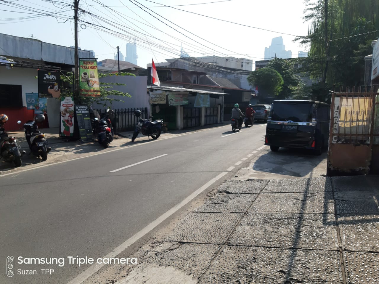 Dijual Rumah Tua di Bendungan Hilir, Ex salon, Jalan Depan Lebar 8 m, 100 m Dari Jl. Gatot Subroto dan Bebas Banjir