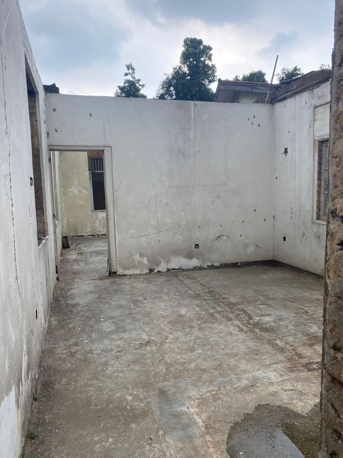 Dijual Rumah Lama di Pejompongan, Hitung Tanah, Butuh Renovasi, Dipinggir Jalan Raya