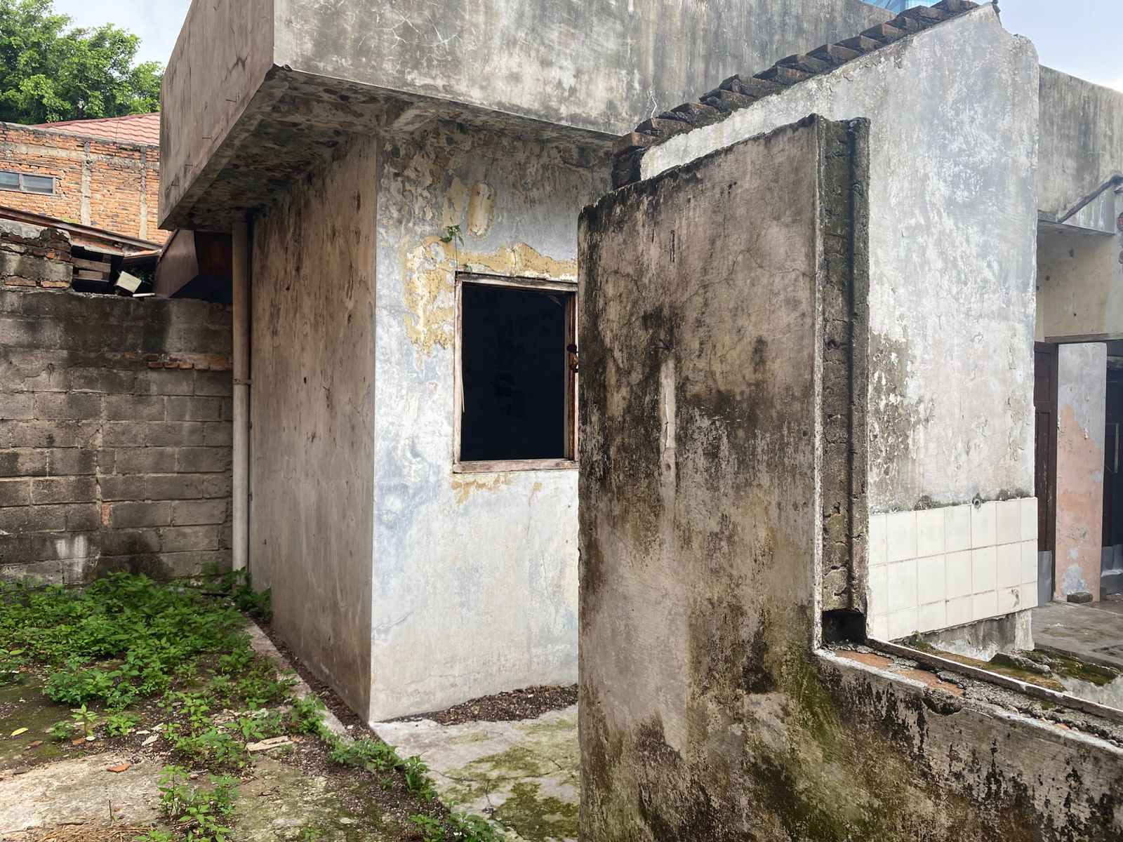 Dijual Rumah Lama di Pejompongan, Hitung Tanah, Butuh Renovasi, Dipinggir Jalan Raya