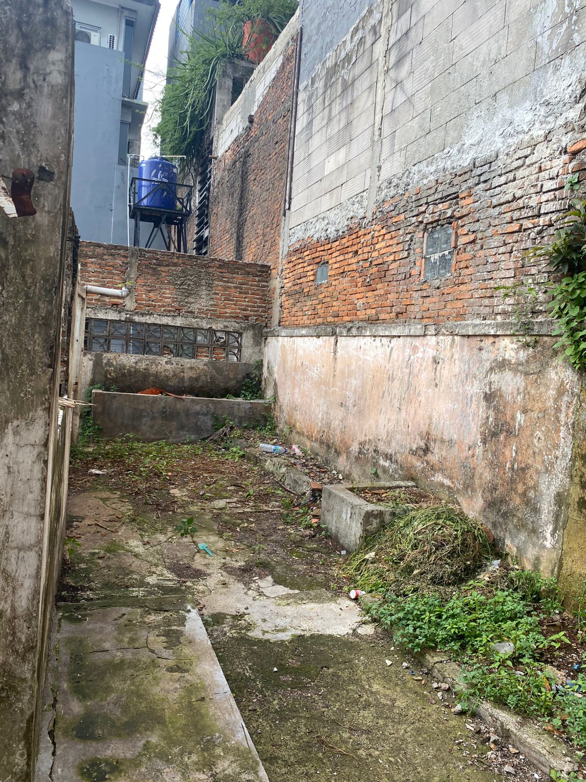 Dijual Rumah Lama di Pejompongan, Hitung Tanah, Butuh Renovasi, Dipinggir Jalan Raya