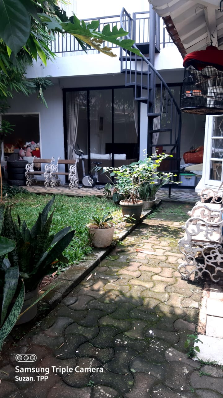 Rumah Dijual di Bintaro Sektor 3, Rumah 2 Lantai, Ada Backyard