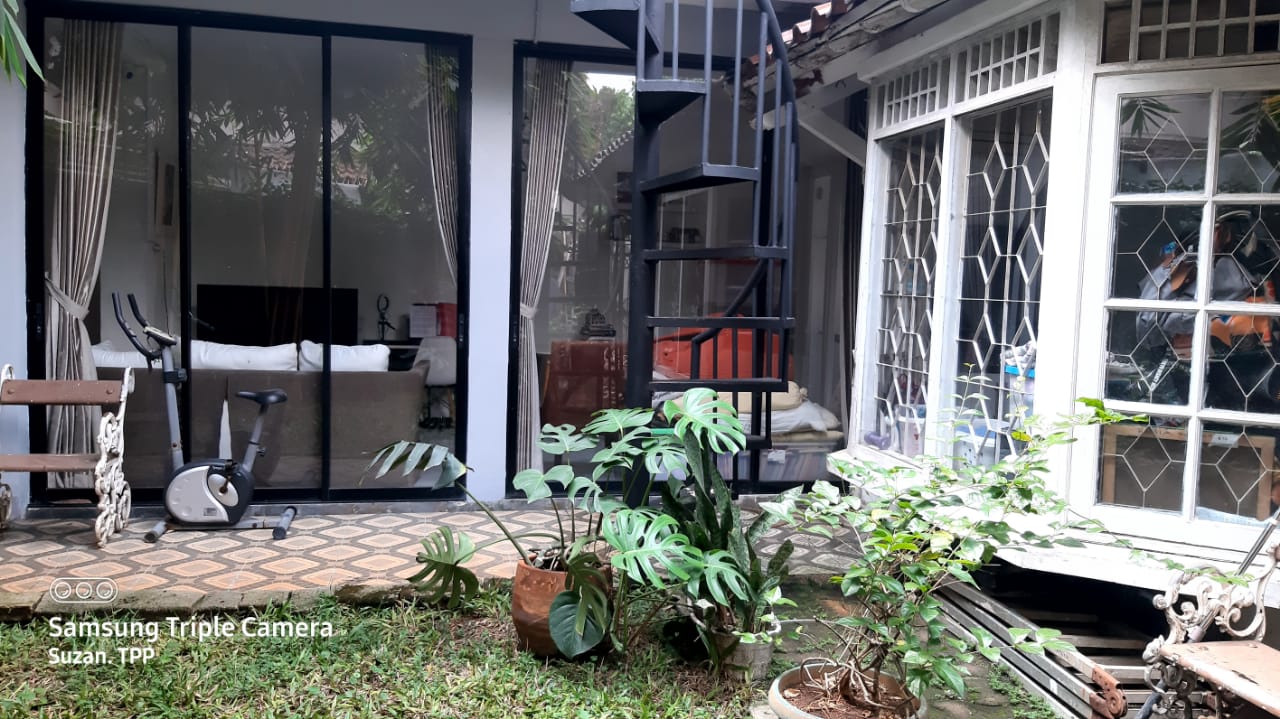 Rumah Dijual di Bintaro Sektor 3, Rumah 2 Lantai, Ada Backyard