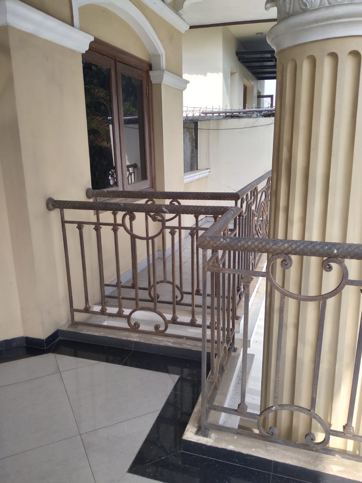 Dijual Rumah 2 Lantai di Bona Indah Lebak Bulus