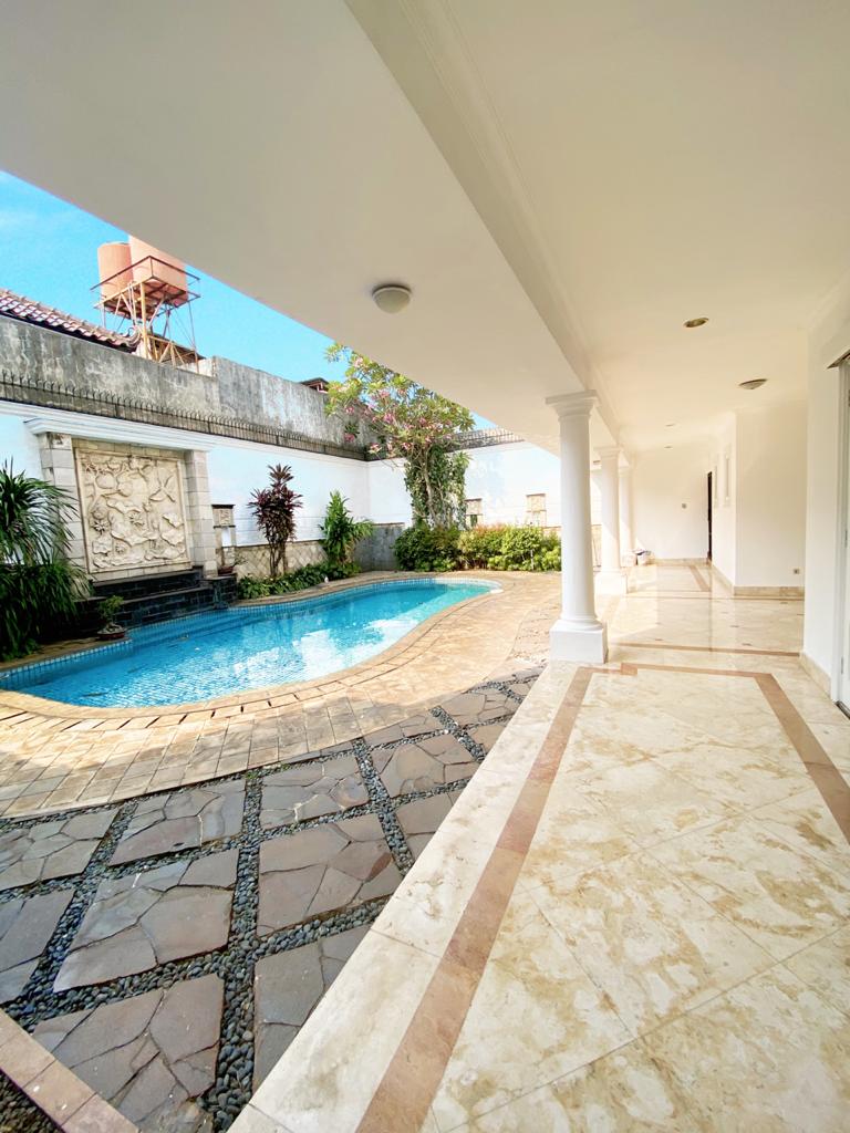 Dijual Rumah 2 Lantai di Lebak Bulus. Rumah Cantik Siap Huni, Ada Pool