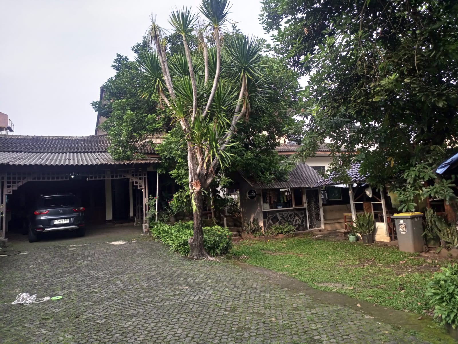 Rumah Dengan Halaman Luas di Lebak Bulus, Ada Kolam Ikan, Depan Bumi Karang Indah