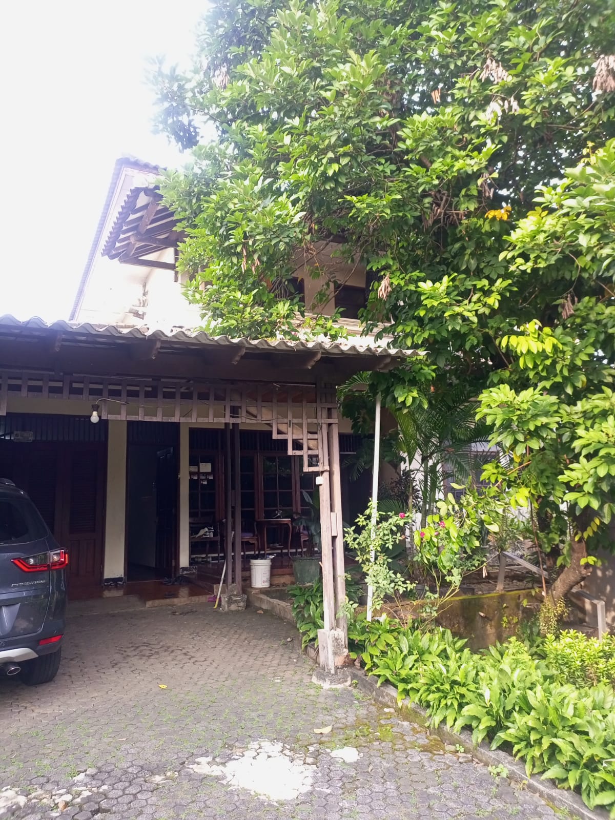 Rumah Dengan Halaman Luas di Lebak Bulus, Ada Kolam Ikan, Depan Bumi Karang Indah