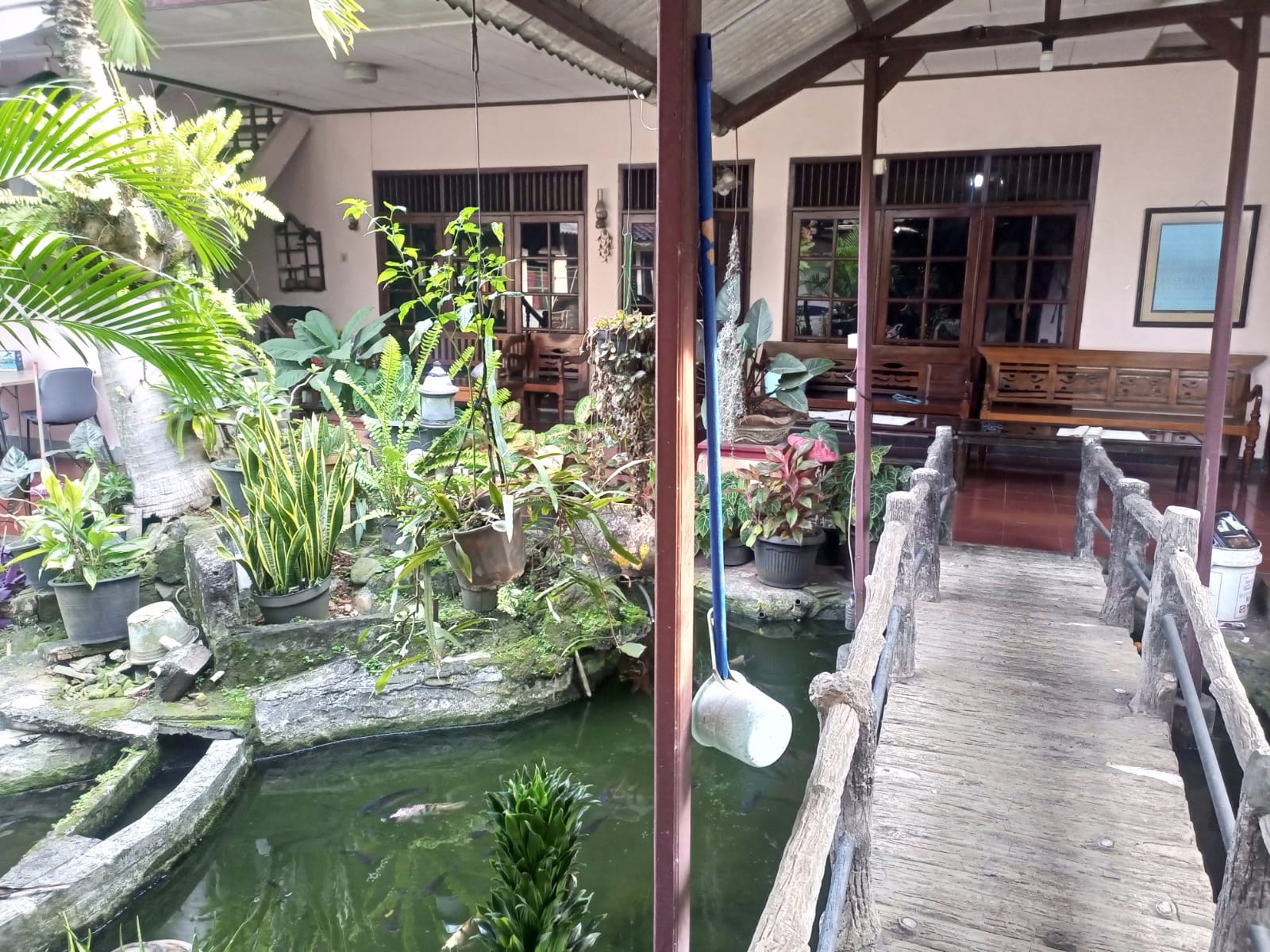 Rumah Dengan Halaman Luas di Lebak Bulus, Ada Kolam Ikan, Depan Bumi Karang Indah
