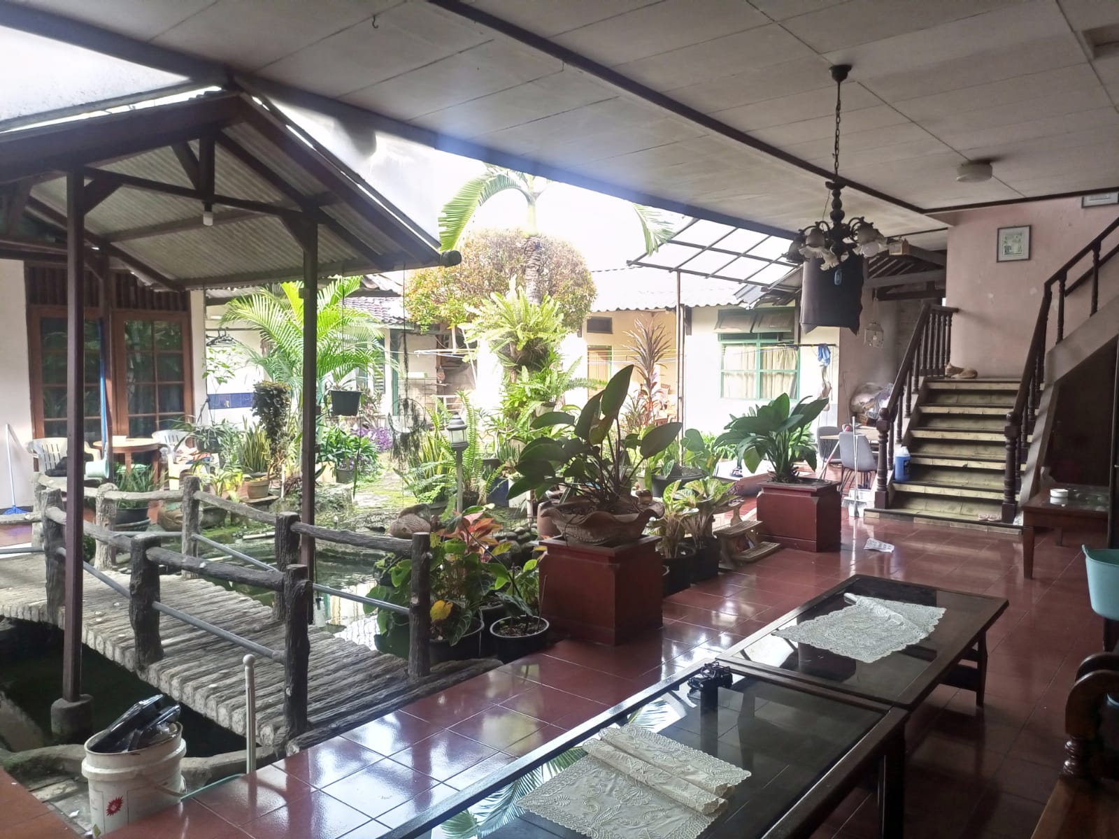 Rumah Dengan Halaman Luas di Lebak Bulus, Ada Kolam Ikan, Depan Bumi Karang Indah