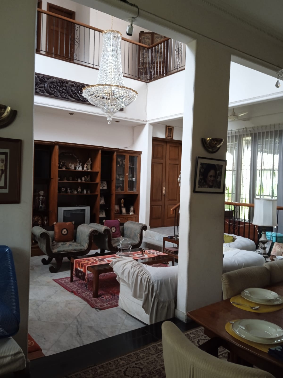 Dijual Rumah di Pejaten, 2 Lantai, Ada Kolam Renang