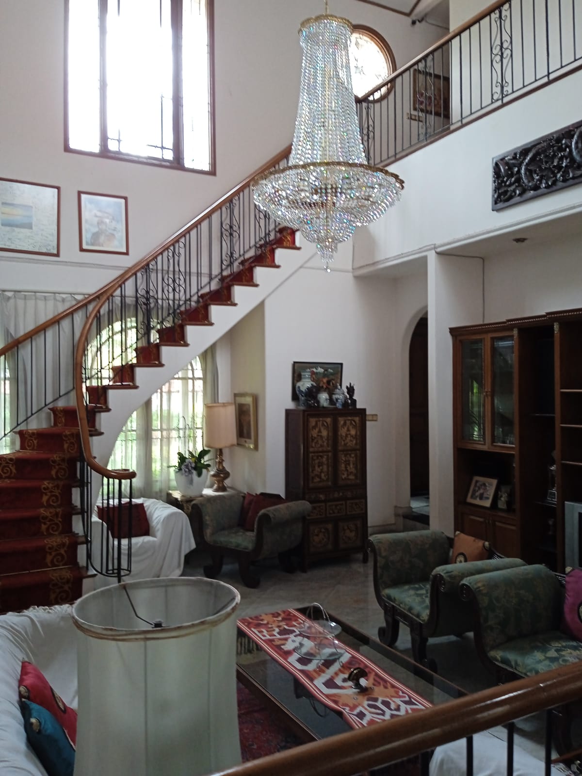 Dijual Rumah di Pejaten, 2 Lantai, Ada Kolam Renang