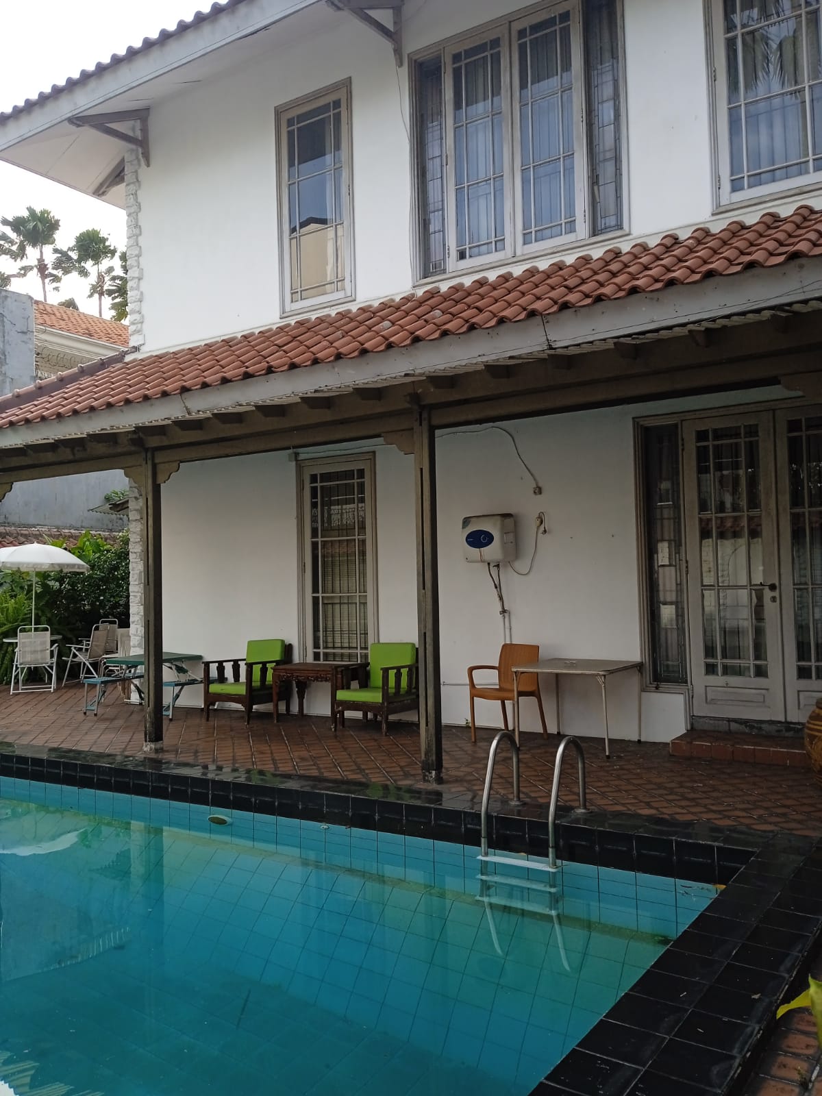 Dijual Rumah di Pejaten, 2 Lantai, Ada Kolam Renang