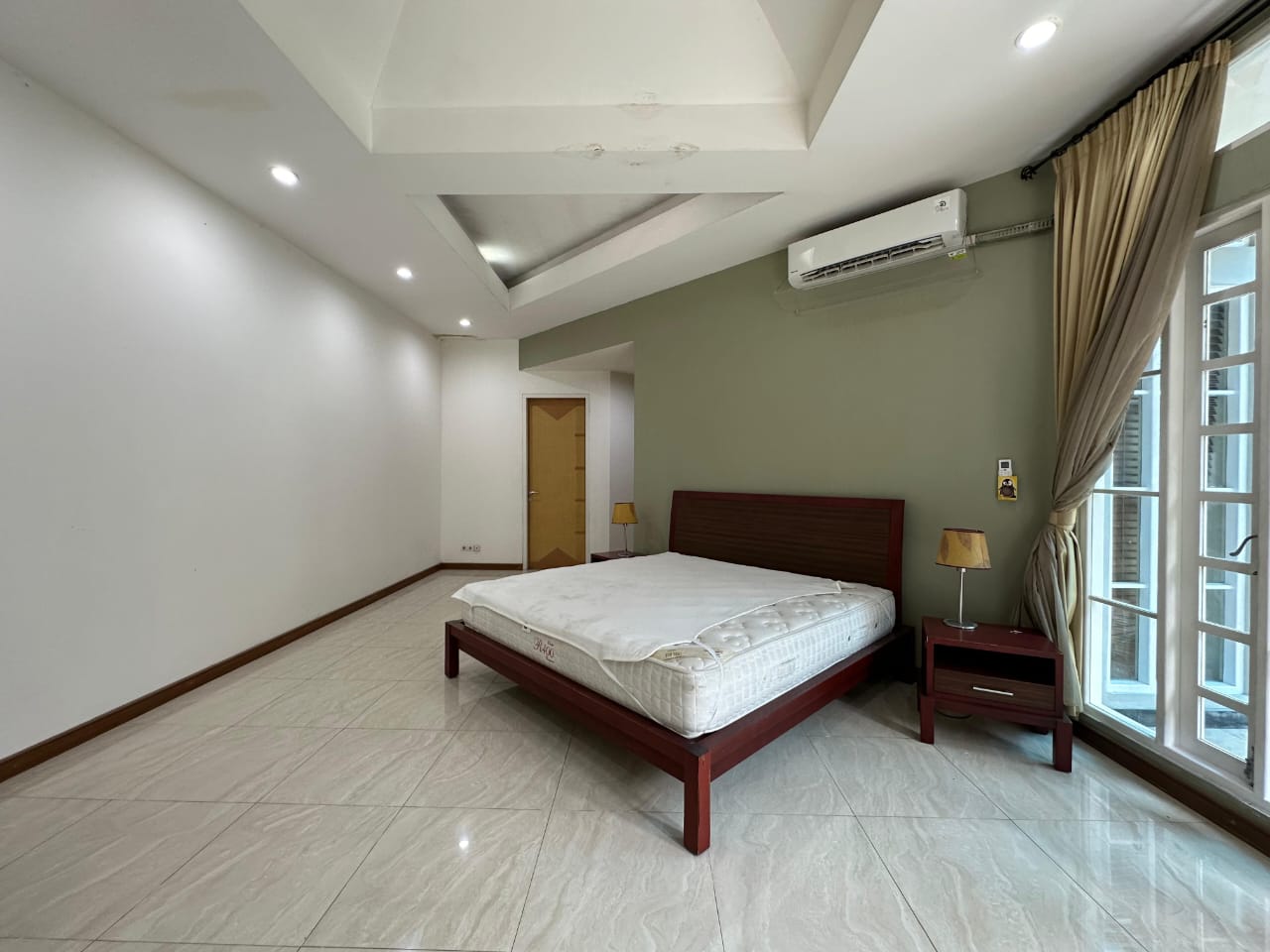 Rumah Dijual di Menteng, Kamar Utama Ada Walking Closet, Ruang Kerja