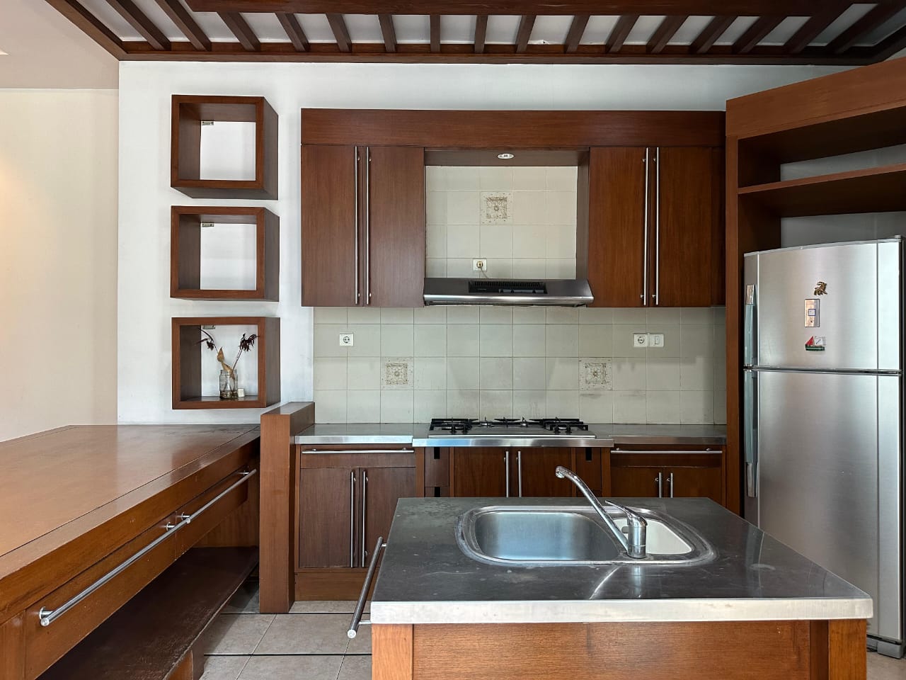 Rumah Dijual di Menteng, Kamar Utama Ada Walking Closet, Ruang Kerja