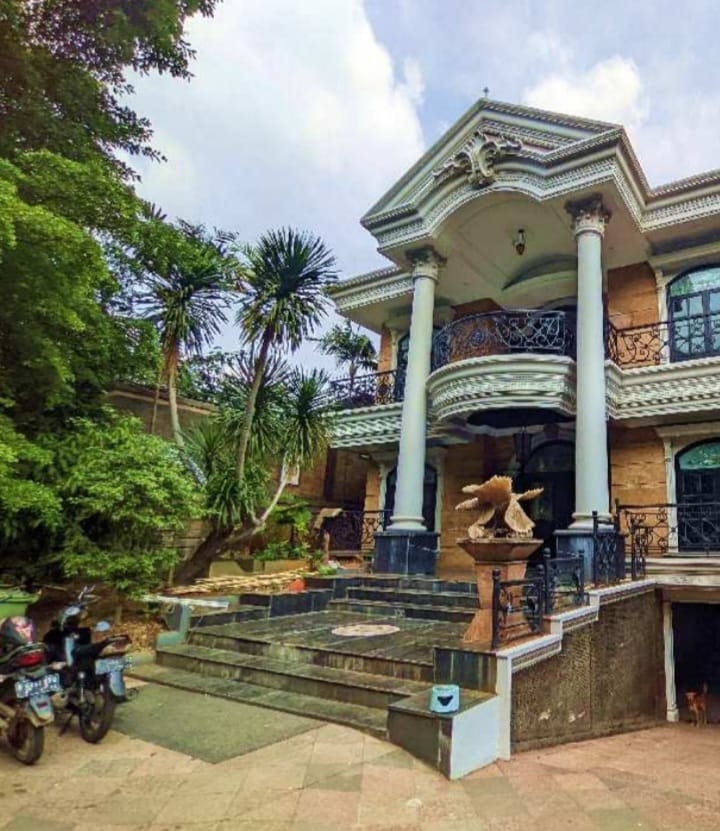 Rumah 2 Lantai di Menteng, Ada Basement