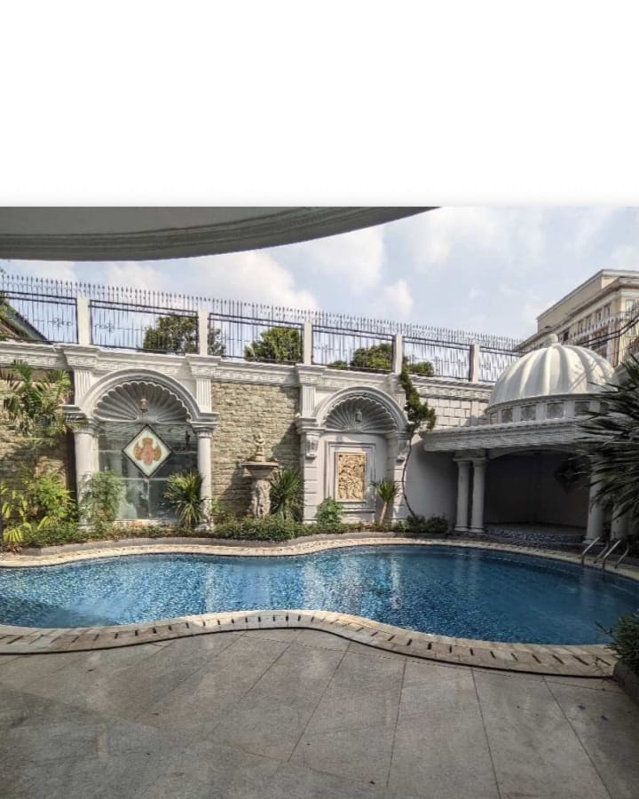 Rumah 2 Lantai di Menteng, Ada Basement