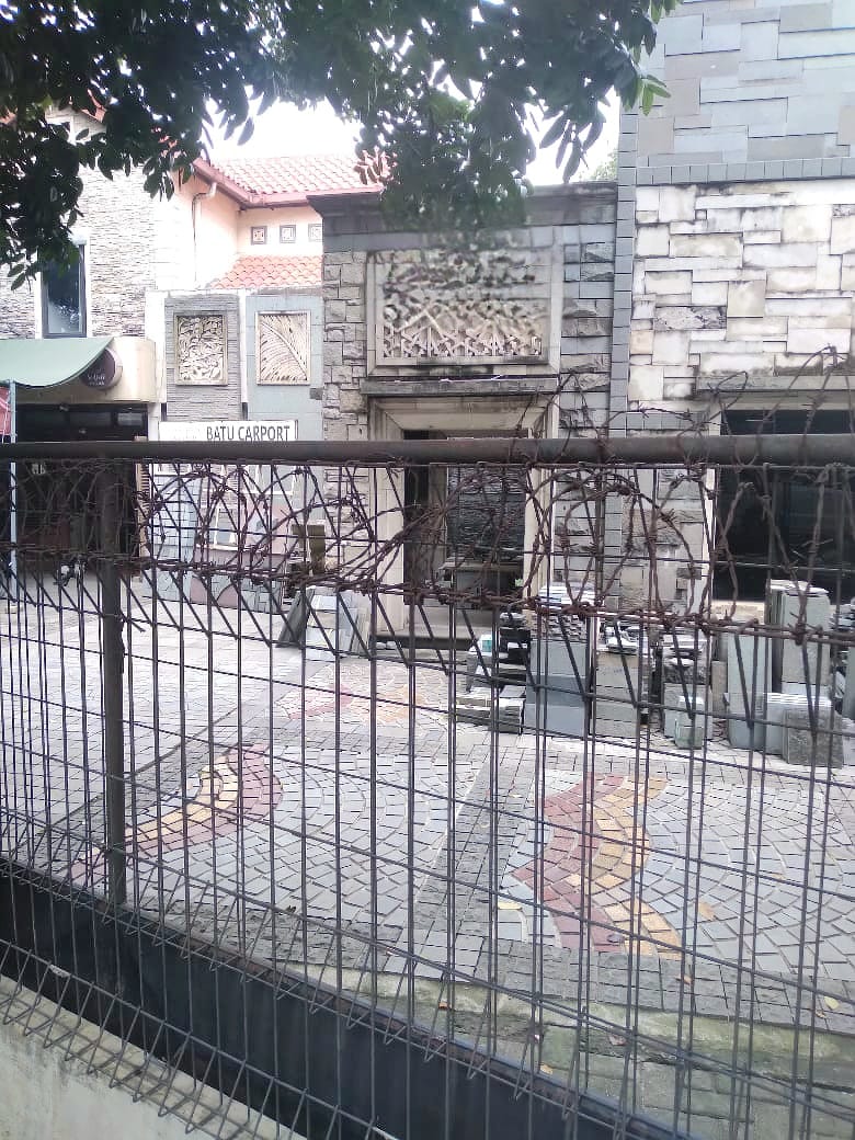 Dijual Rumah di Pinggiran Jalan Deplu Raya, Cocok Jadi Usaha, Parkir Luas