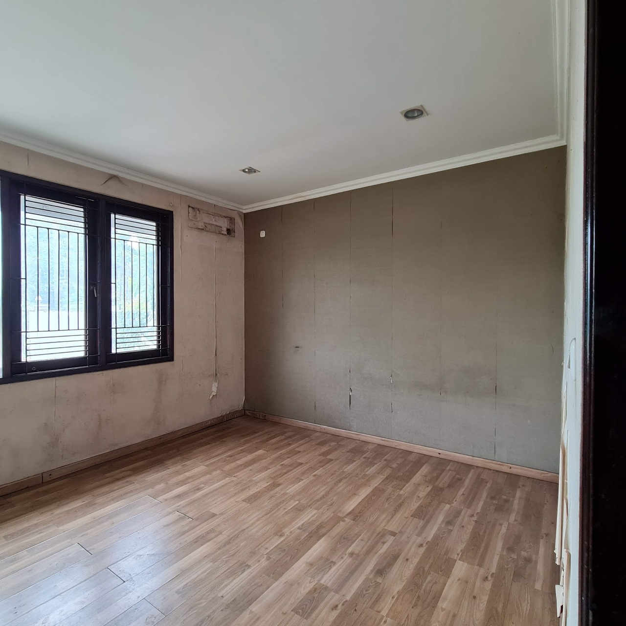 Rumah Dijual di Deplu, Taman Depan Belakang, High Ceiling