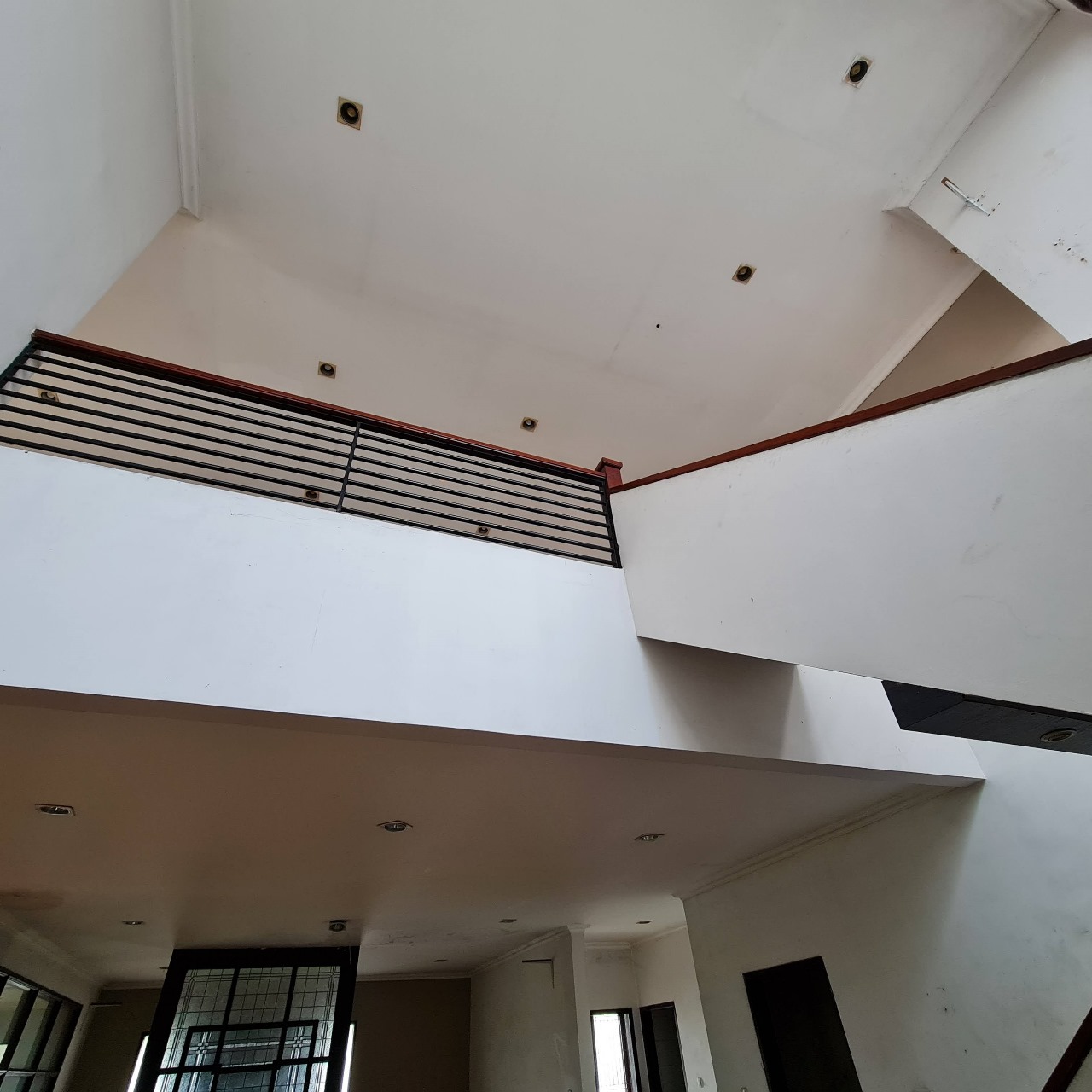 Rumah Dijual di Deplu, Taman Depan Belakang, High Ceiling