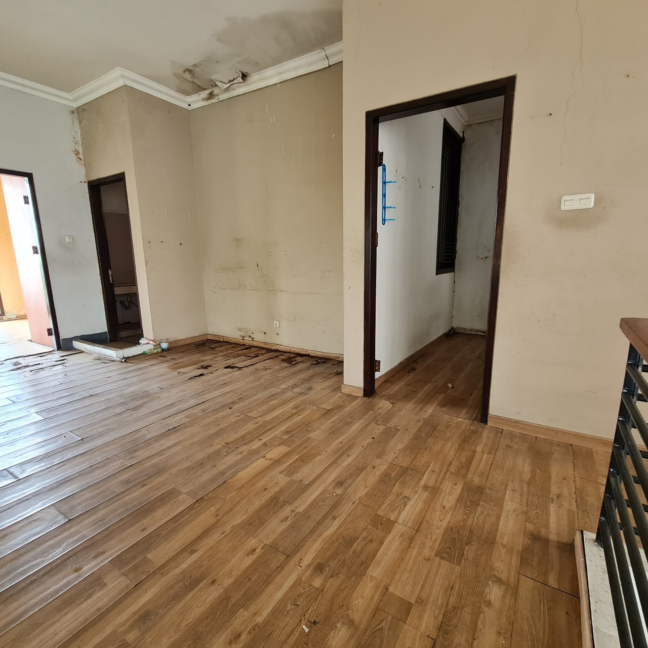 Rumah Dijual di Deplu, Taman Depan Belakang, High Ceiling
