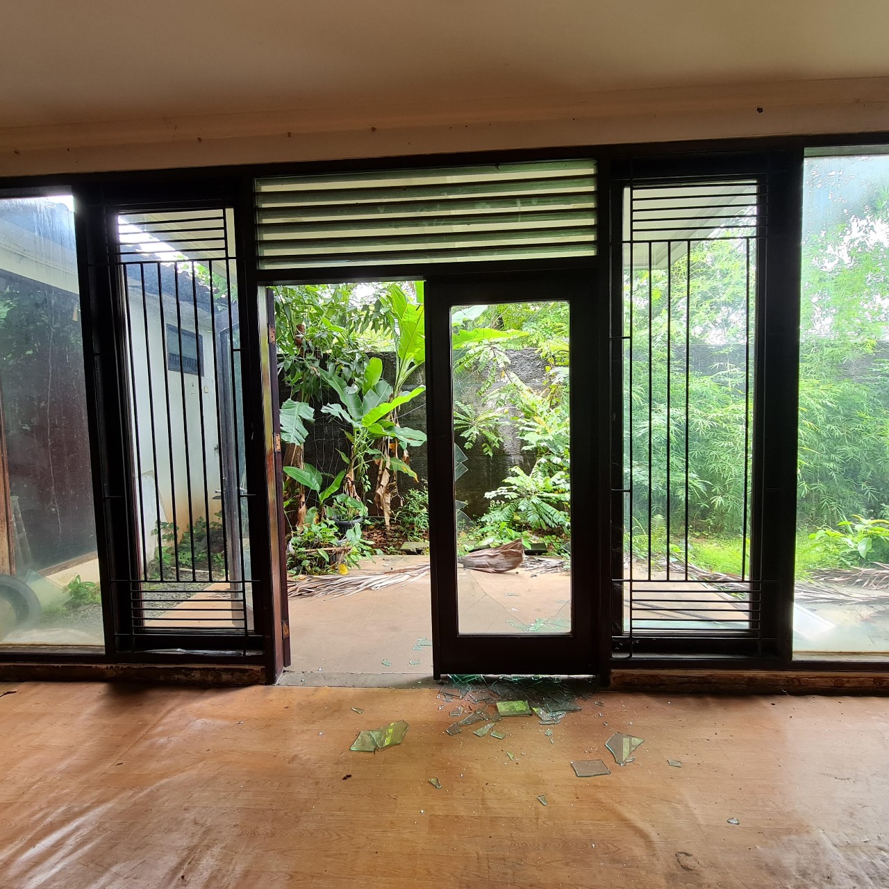 Rumah Dijual di Deplu, Taman Depan Belakang, High Ceiling