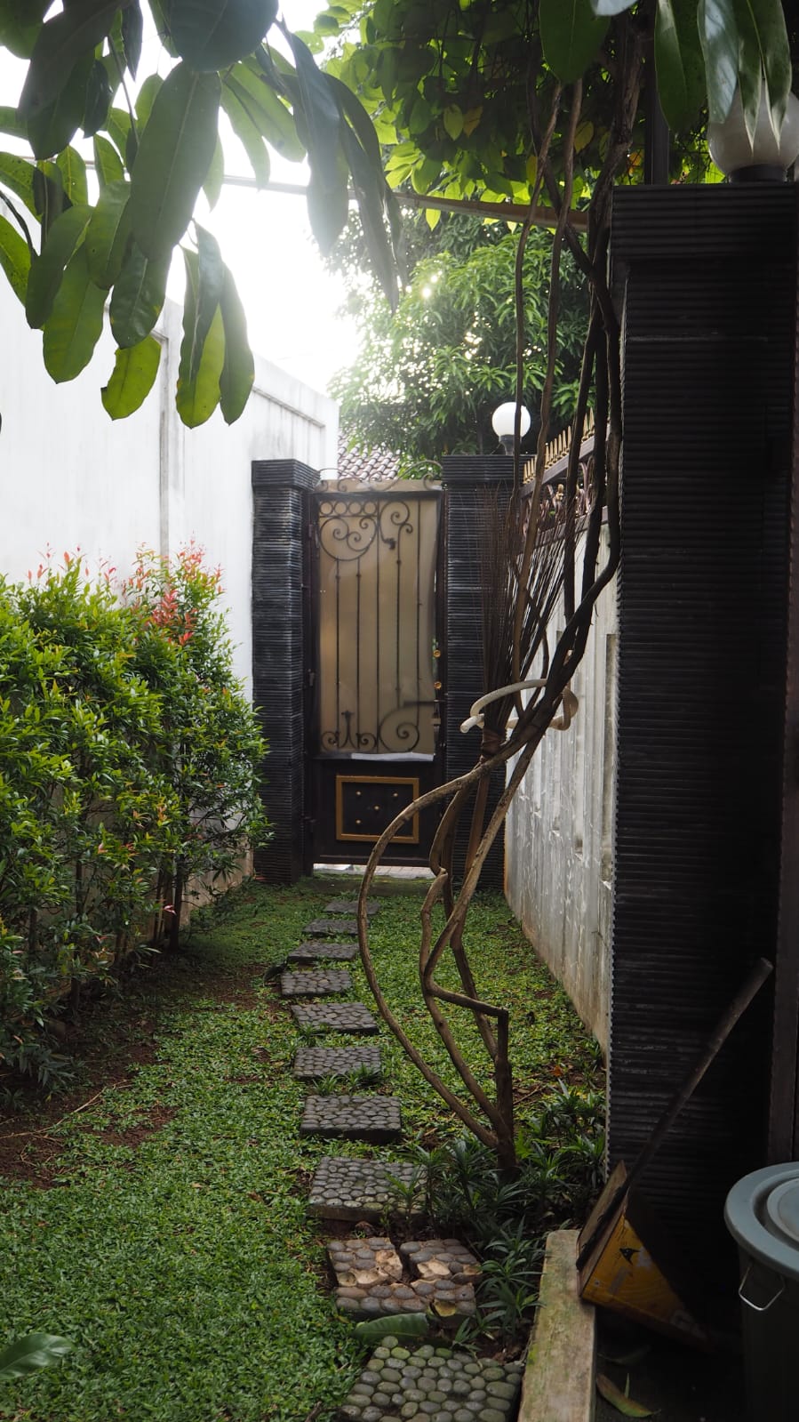 Dijual Rumah Mewah di Pondok Aren, Bintaro. Halaman Luas, Lingkungan Tenang