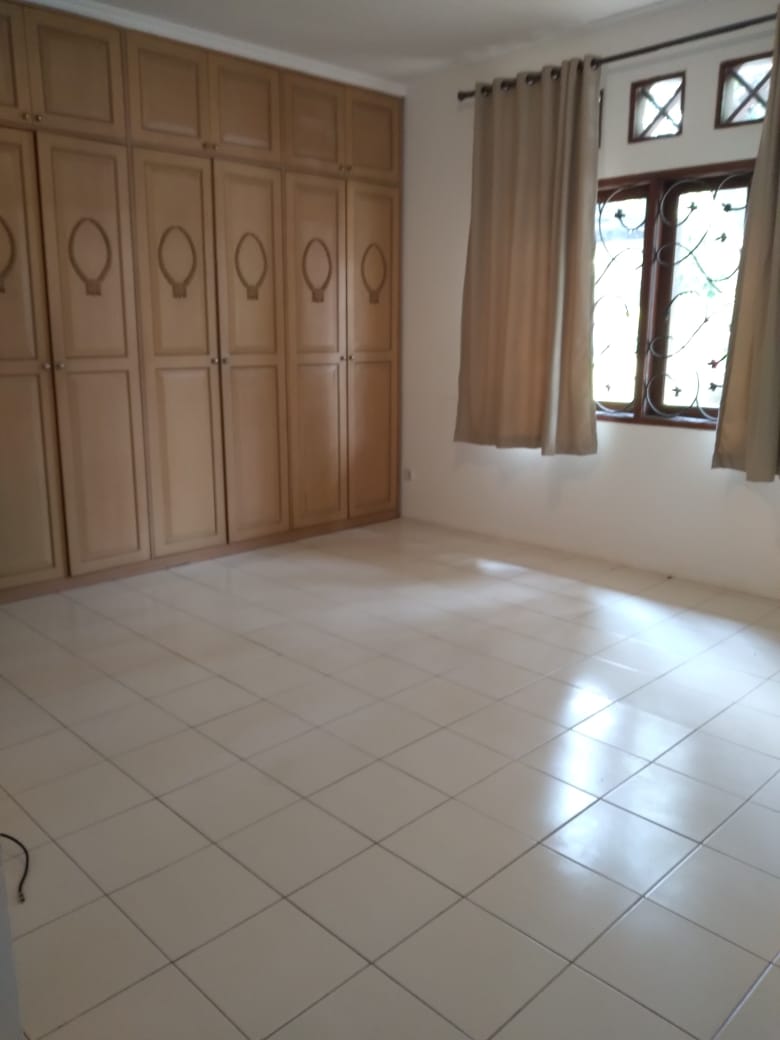Dijual Rumah 2 Lantai Di Dalam Komplek Cirendeu, Posisi Huk