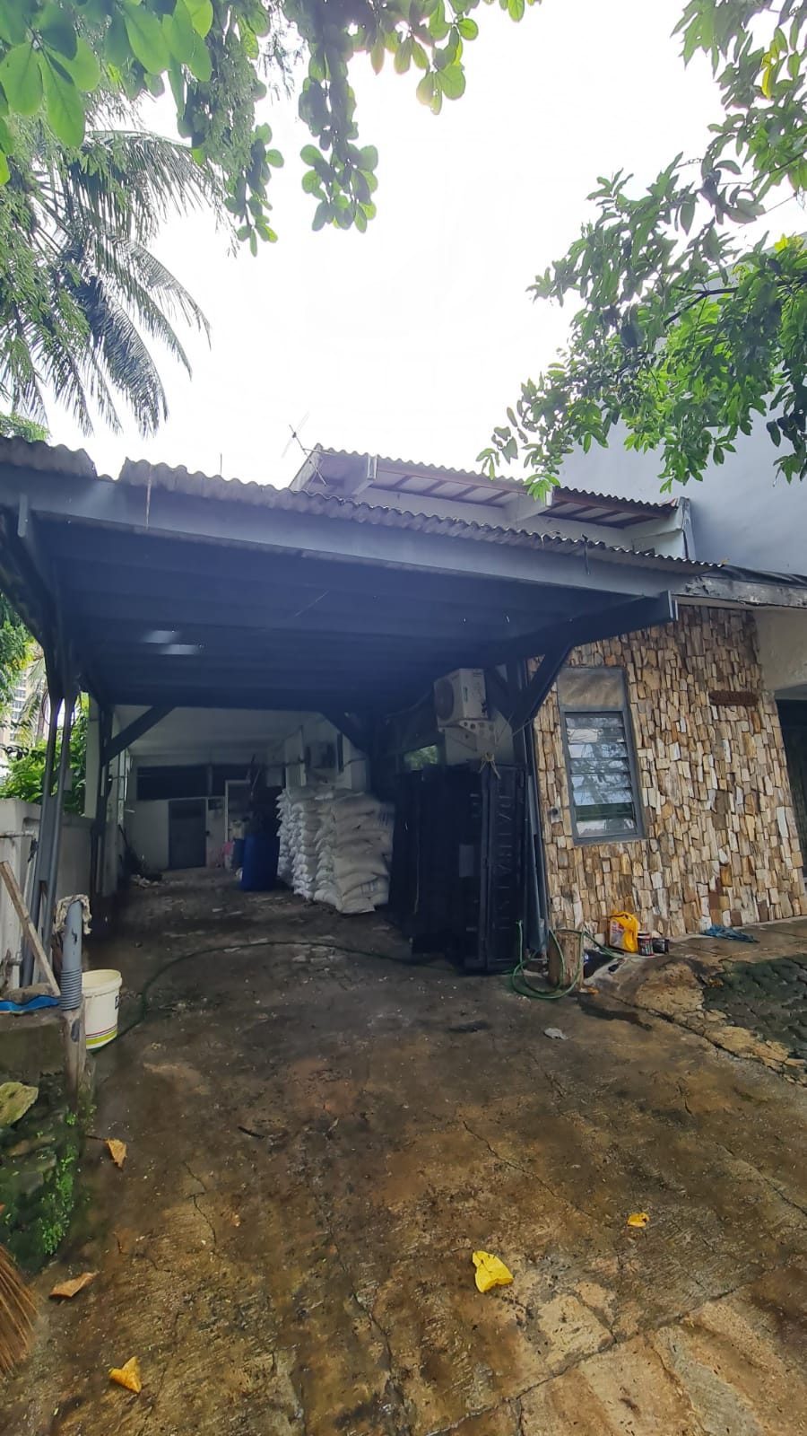 Rumah Lama 2 Lantai, Huk, di Pondok Indah, Samping Taman!