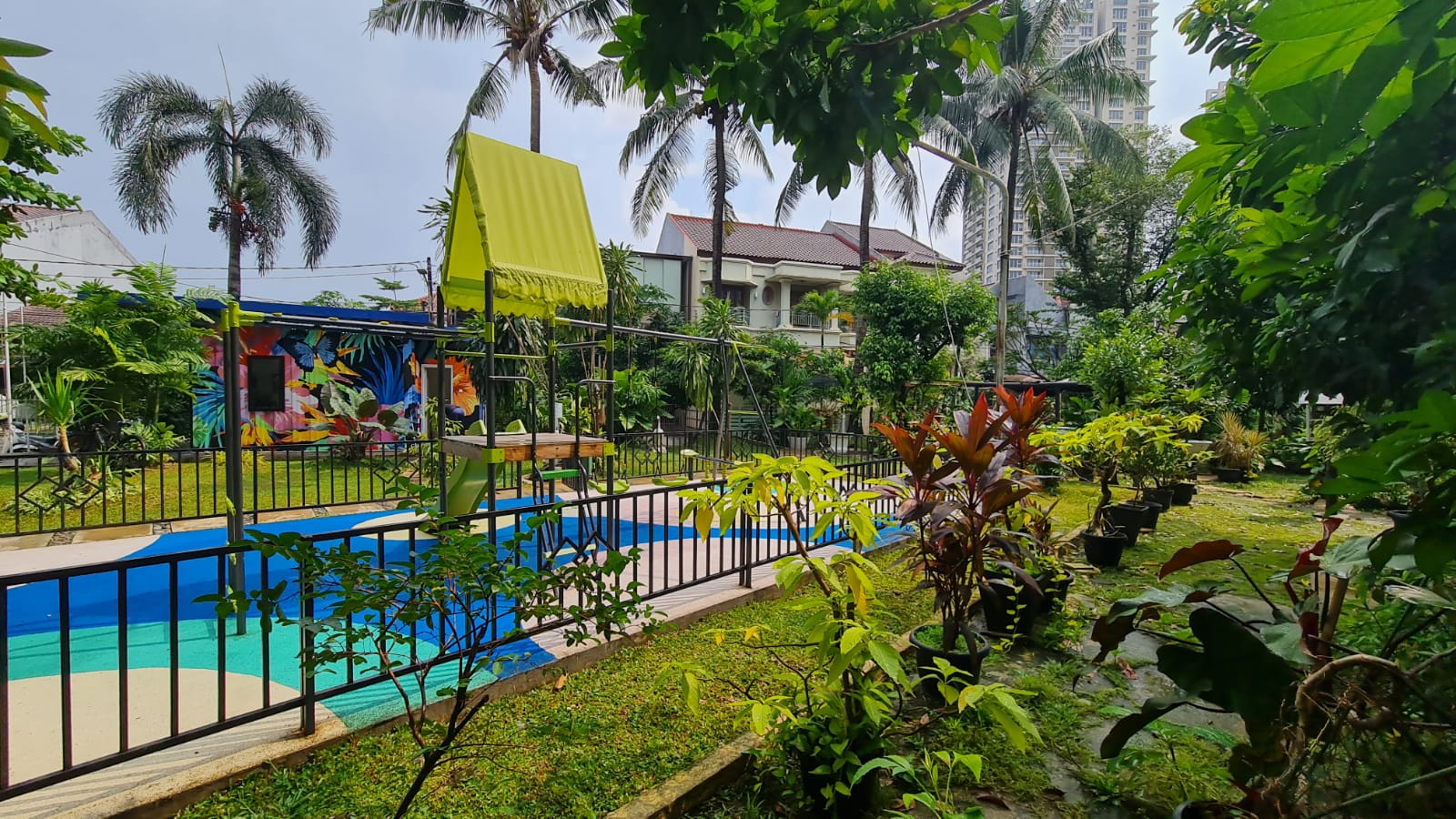 Rumah Lama 2 Lantai, Huk, di Pondok Indah, Samping Taman!