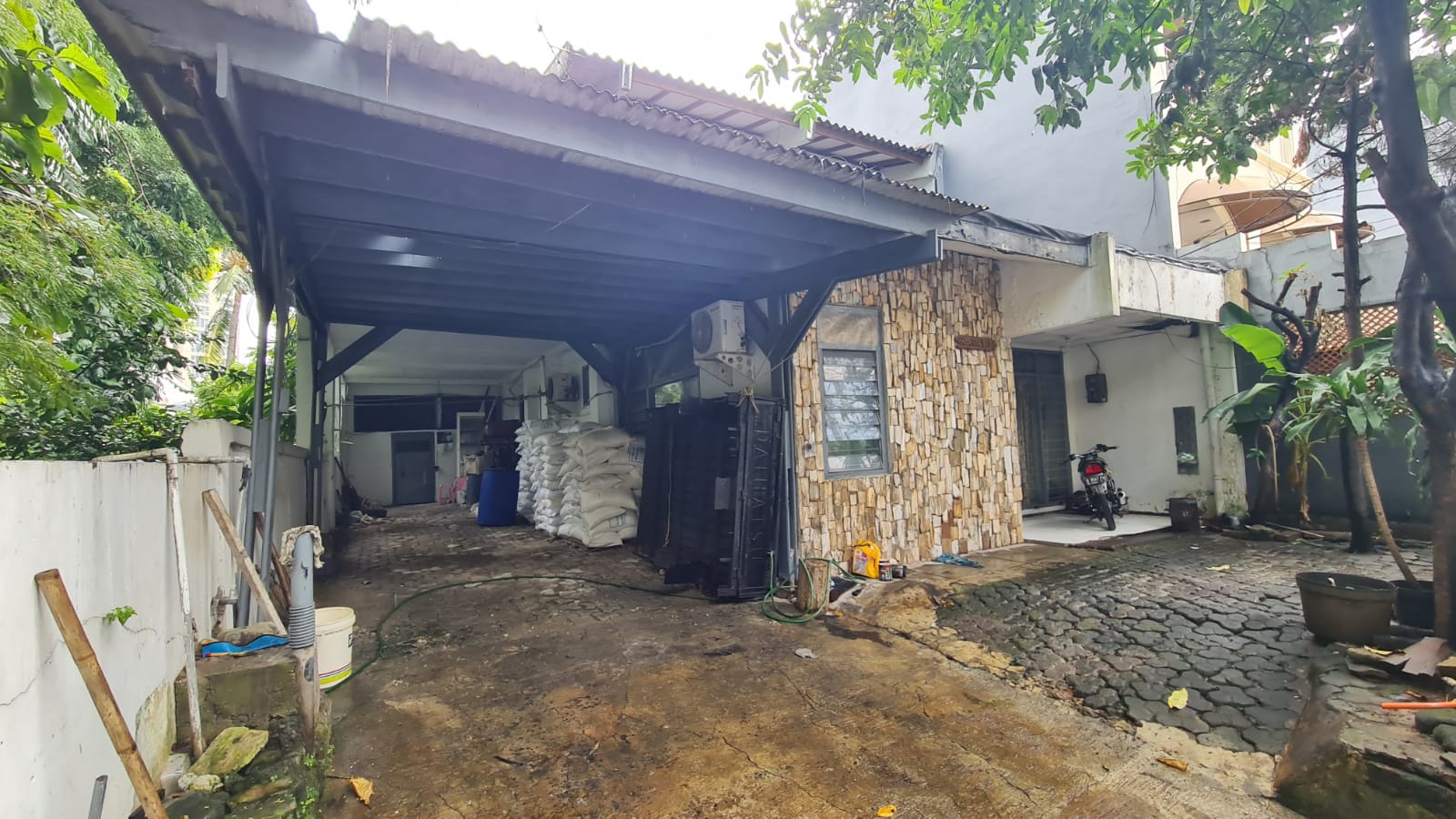 Rumah Lama 2 Lantai, Huk, di Pondok Indah, Samping Taman!