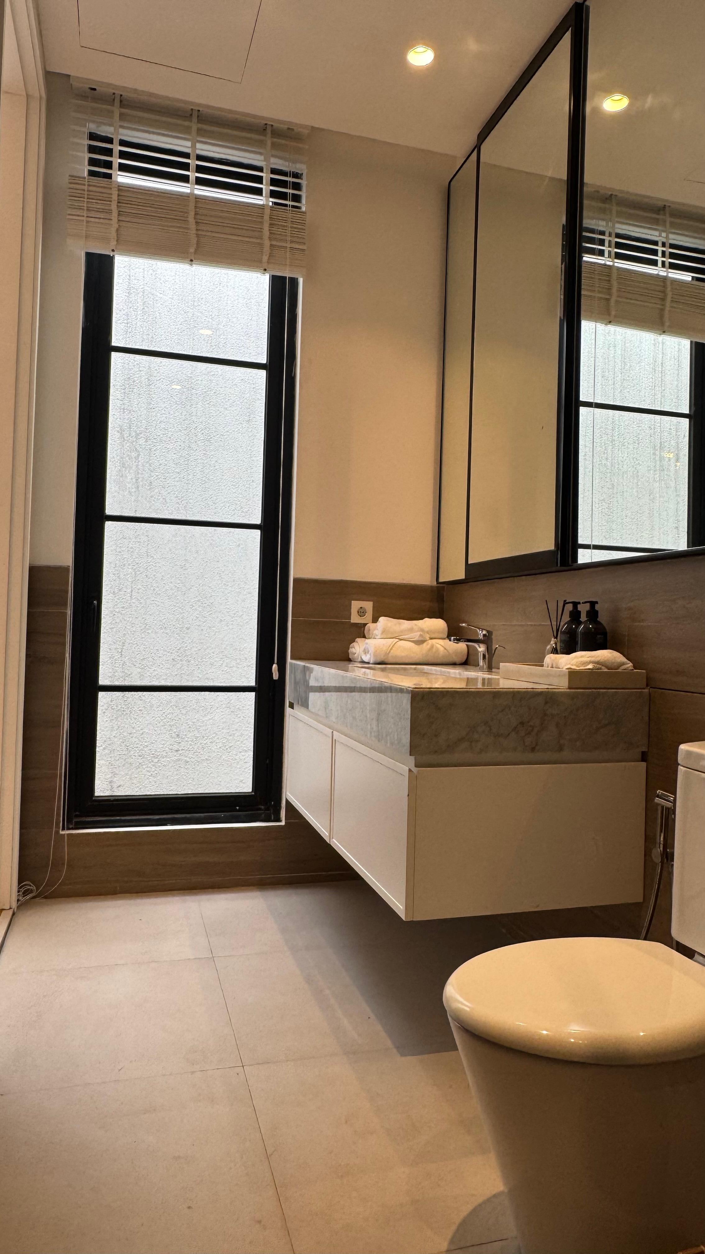 Rumah Mewah 3 Lantai Ada Roof Top, Dalam Komplek Ekslusif di Pondok Indah Dekat Pim