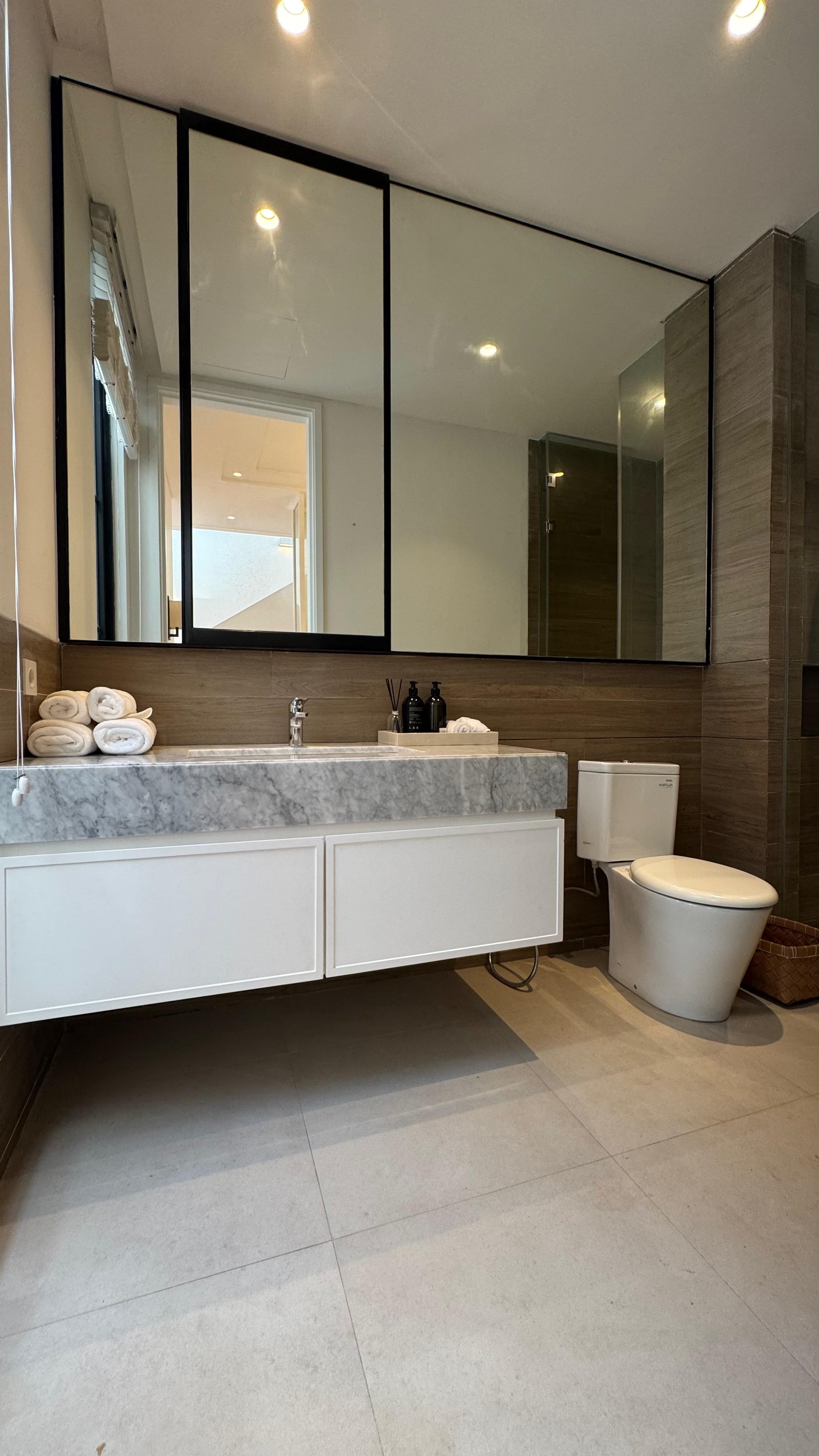 Rumah Mewah 3 Lantai Ada Roof Top, Dalam Komplek Ekslusif di Pondok Indah Dekat Pim