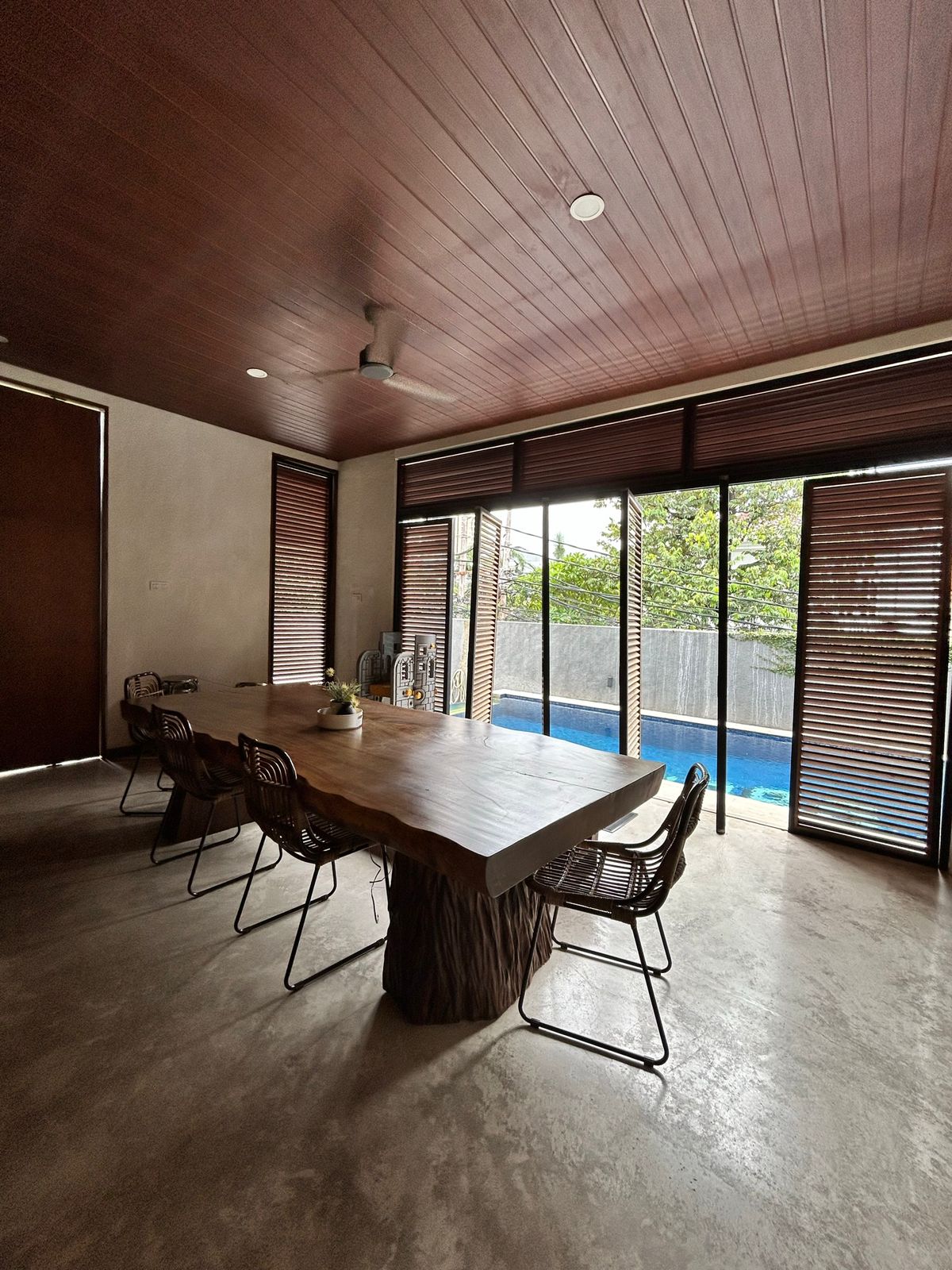 Rumah Mewah Pondok Indah Tersewa - Roi Jelas, Desain Estetik, Ada Solar Panel