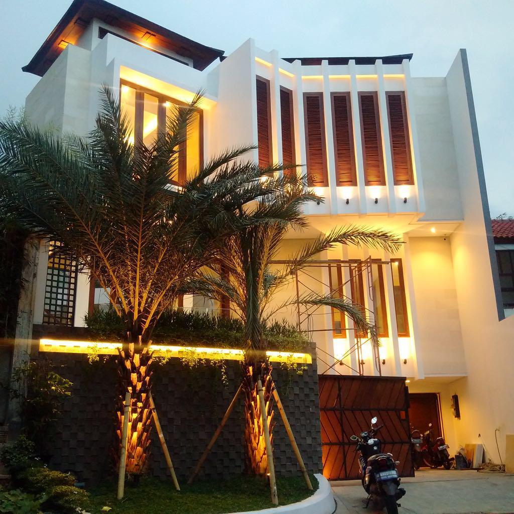 Rumah Brand New, Mewah, Depan Taman, Lokasi Tenang, Ada Pool