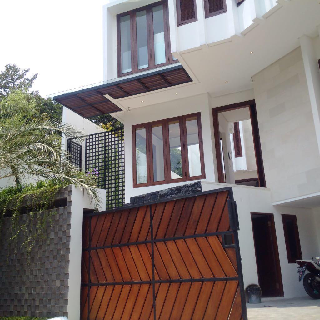 Rumah Brand New, Mewah, Depan Taman, Lokasi Tenang, Ada Pool