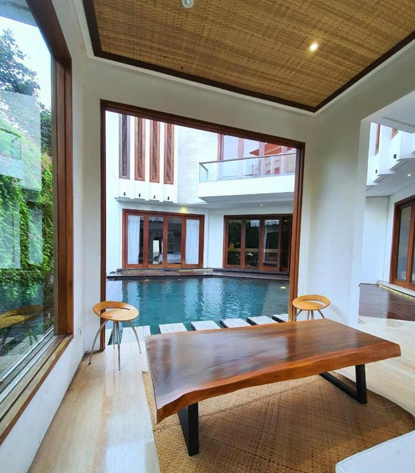 Rumah Brand New, Mewah, Depan Taman, Lokasi Tenang, Ada Pool