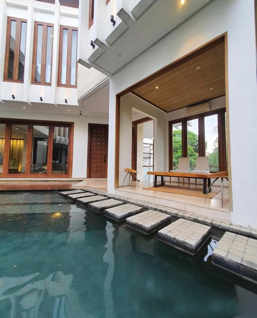 Rumah Brand New, Mewah, Depan Taman, Lokasi Tenang, Ada Pool