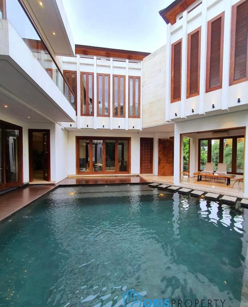 Rumah Brand New, Mewah, Depan Taman, Lokasi Tenang, Ada Pool