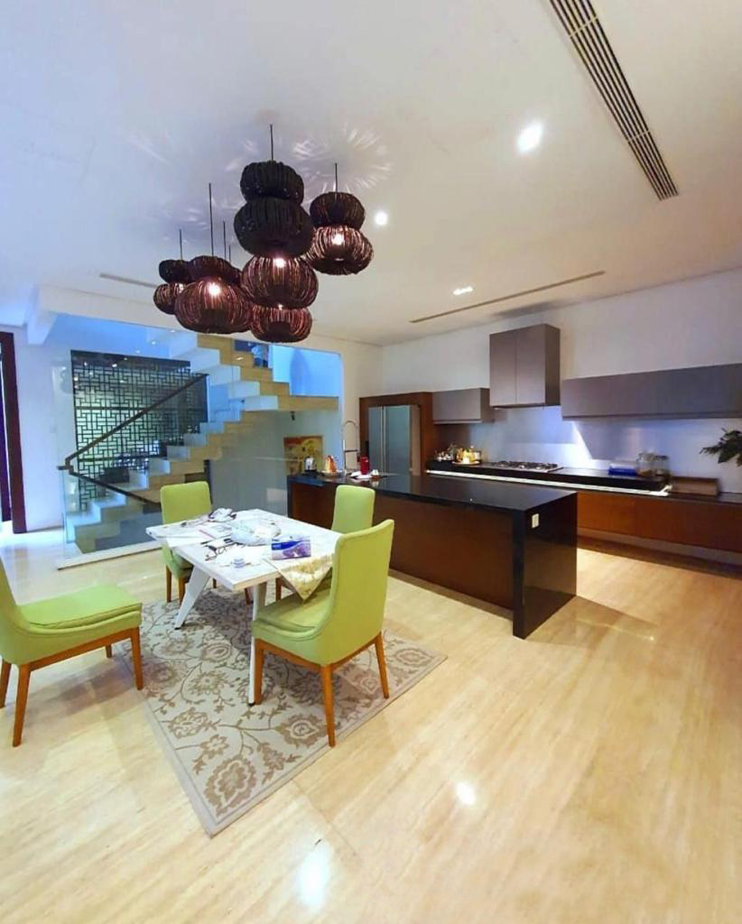 Rumah Brand New, Mewah, Depan Taman, Lokasi Tenang, Ada Pool