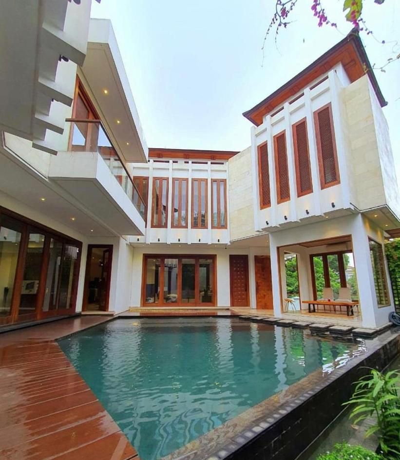 Rumah Brand New, Mewah, Depan Taman, Lokasi Tenang, Ada Pool