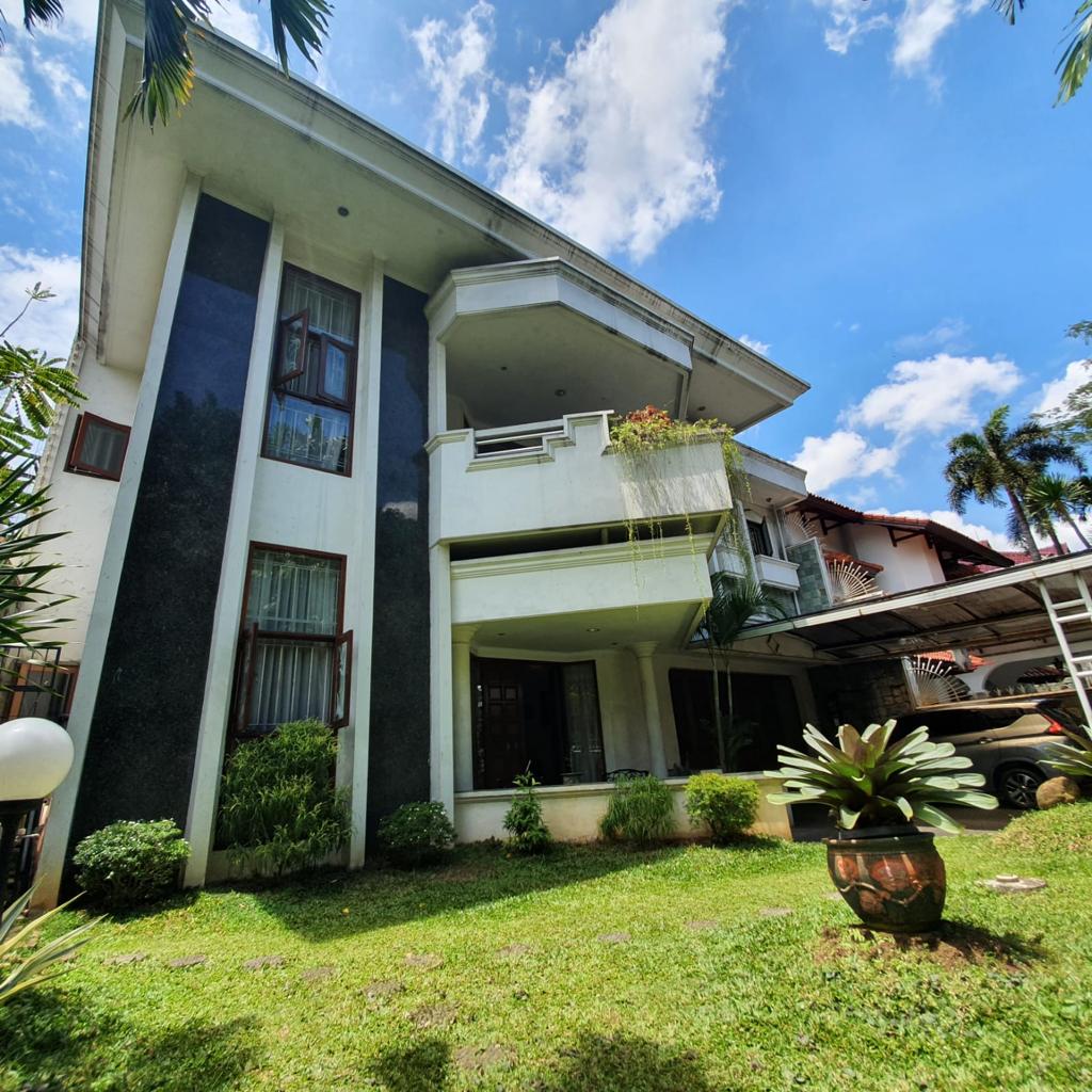 Rumah di Pondok Indah Jakarta Selatan. Halaman Luas