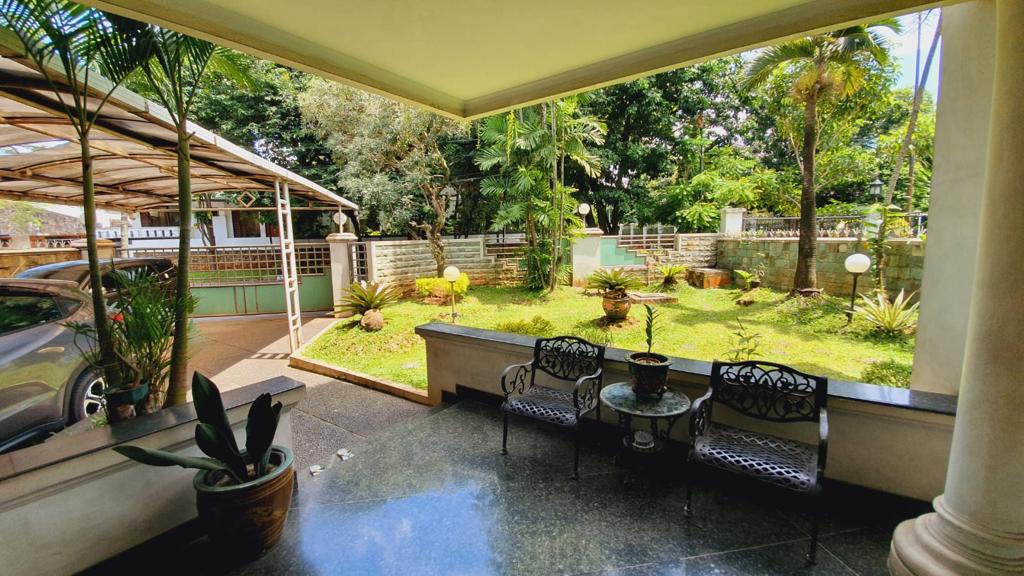 Rumah di Pondok Indah Jakarta Selatan. Halaman Luas