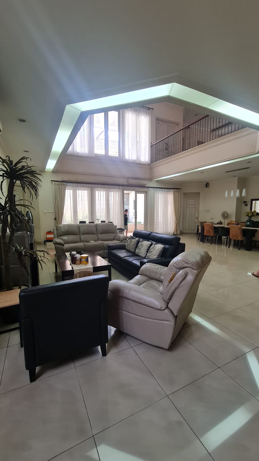 Rumah Mewah Depan Taman area Metro Alam dan Alam Asri, Langka. Ada Kolam Renang