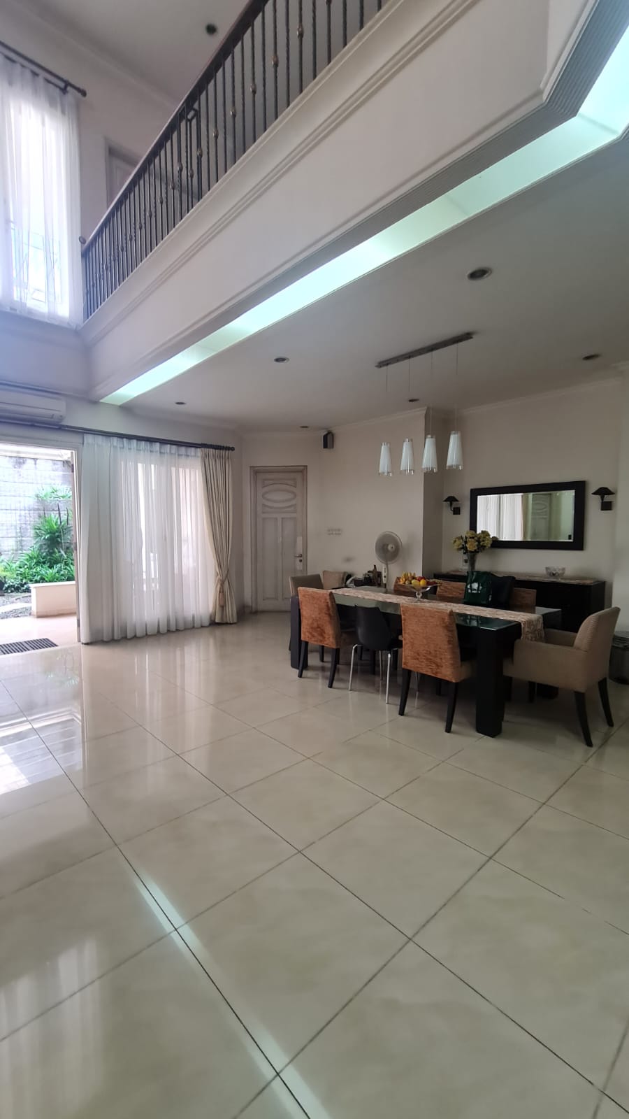 Rumah Mewah Depan Taman area Metro Alam dan Alam Asri, Langka. Ada Kolam Renang