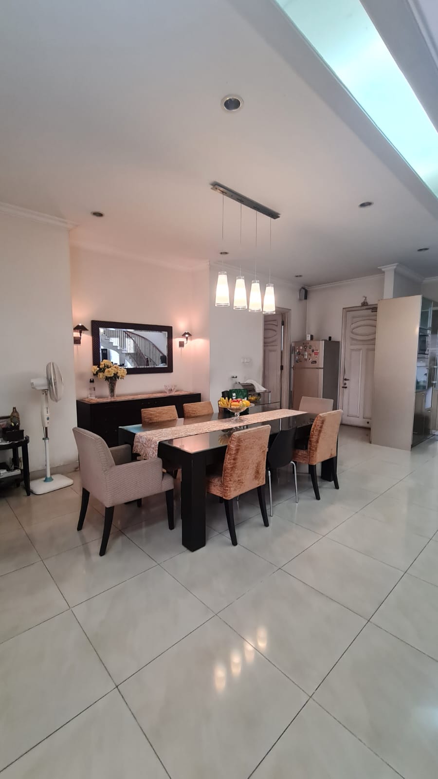 Rumah Mewah Depan Taman area Metro Alam dan Alam Asri, Langka. Ada Kolam Renang