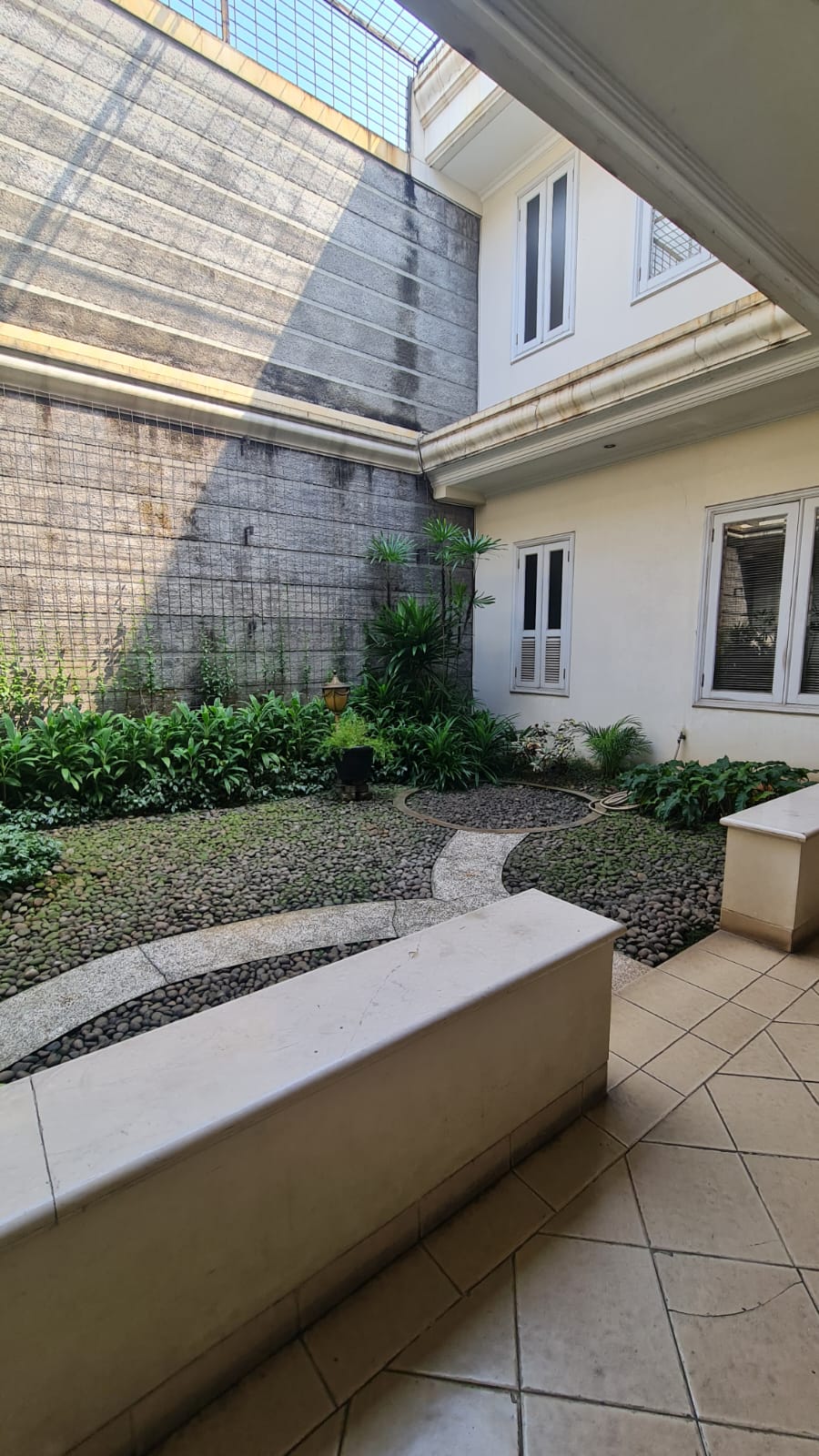 Rumah Mewah Depan Taman area Metro Alam dan Alam Asri, Langka. Ada Kolam Renang