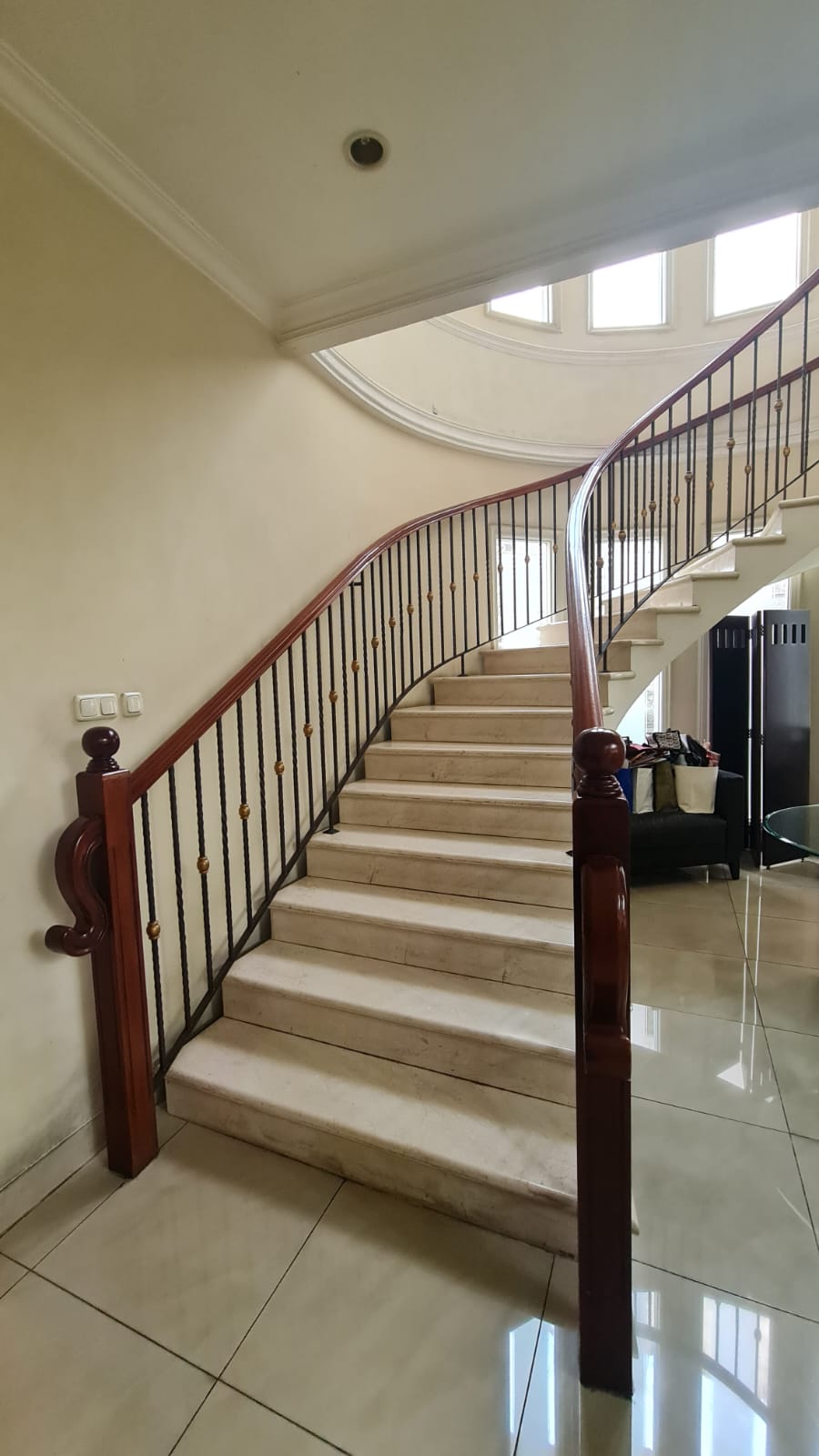 Rumah Mewah Depan Taman area Metro Alam dan Alam Asri, Langka. Ada Kolam Renang