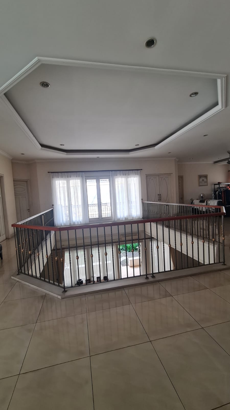 Rumah Mewah Depan Taman area Metro Alam dan Alam Asri, Langka. Ada Kolam Renang