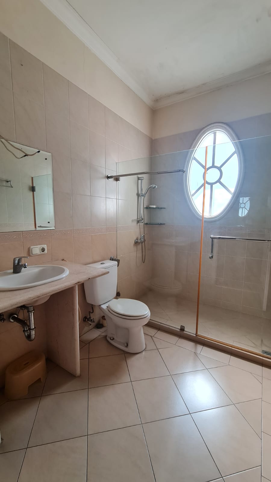 Rumah Mewah Depan Taman area Metro Alam dan Alam Asri, Langka. Ada Kolam Renang