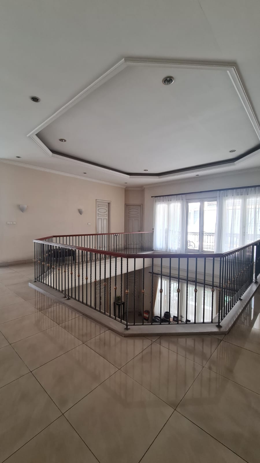 Rumah Mewah Depan Taman area Metro Alam dan Alam Asri, Langka. Ada Kolam Renang